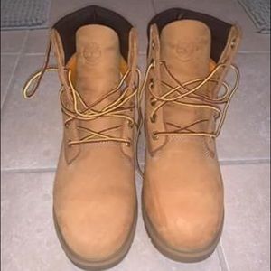 Like new Timberand classic boots